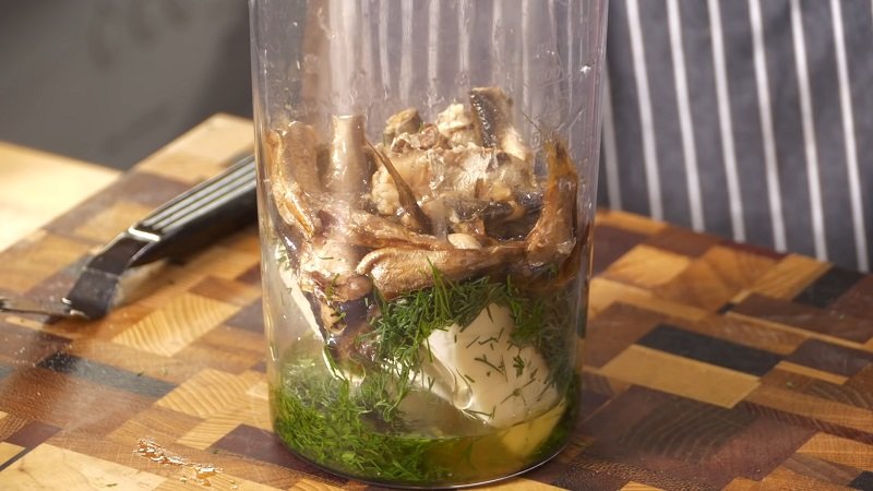 смешивание продуктов в блендере