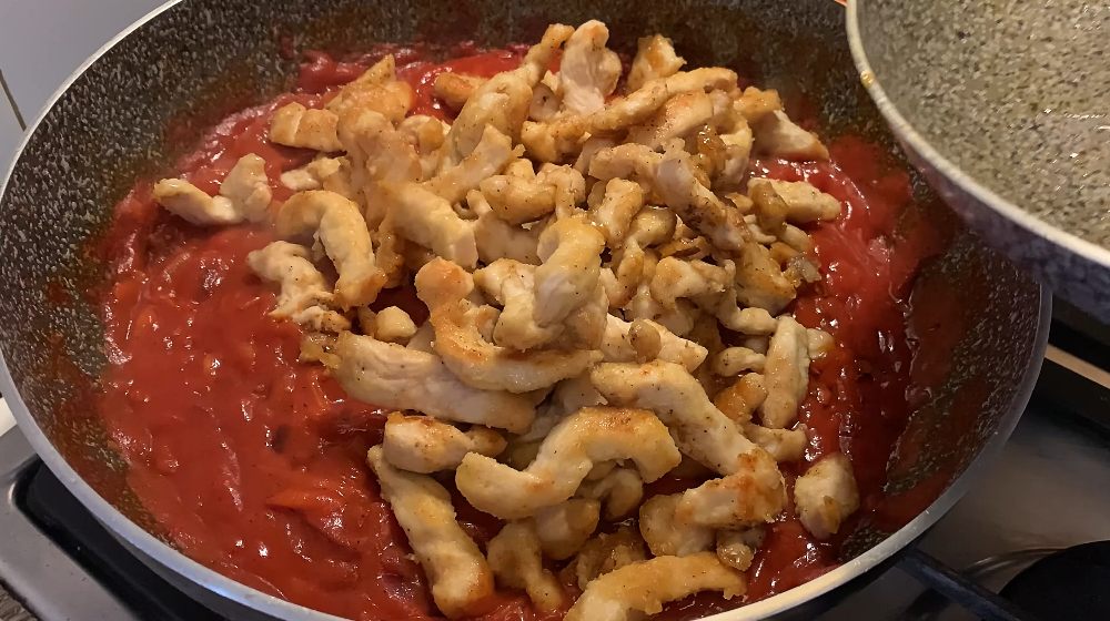 паста с курицей и томатным соусом