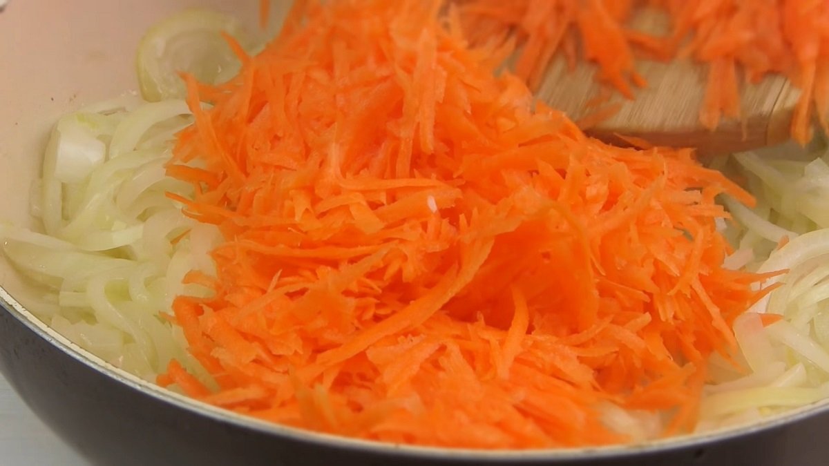 лук и морковь на сковороде