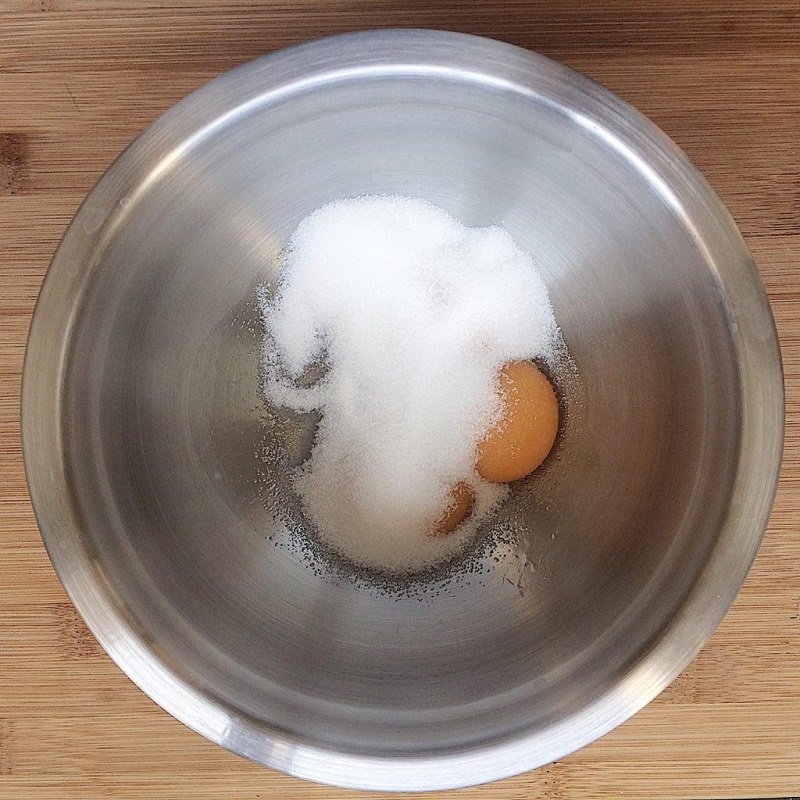 смешивание желтков с сахаром