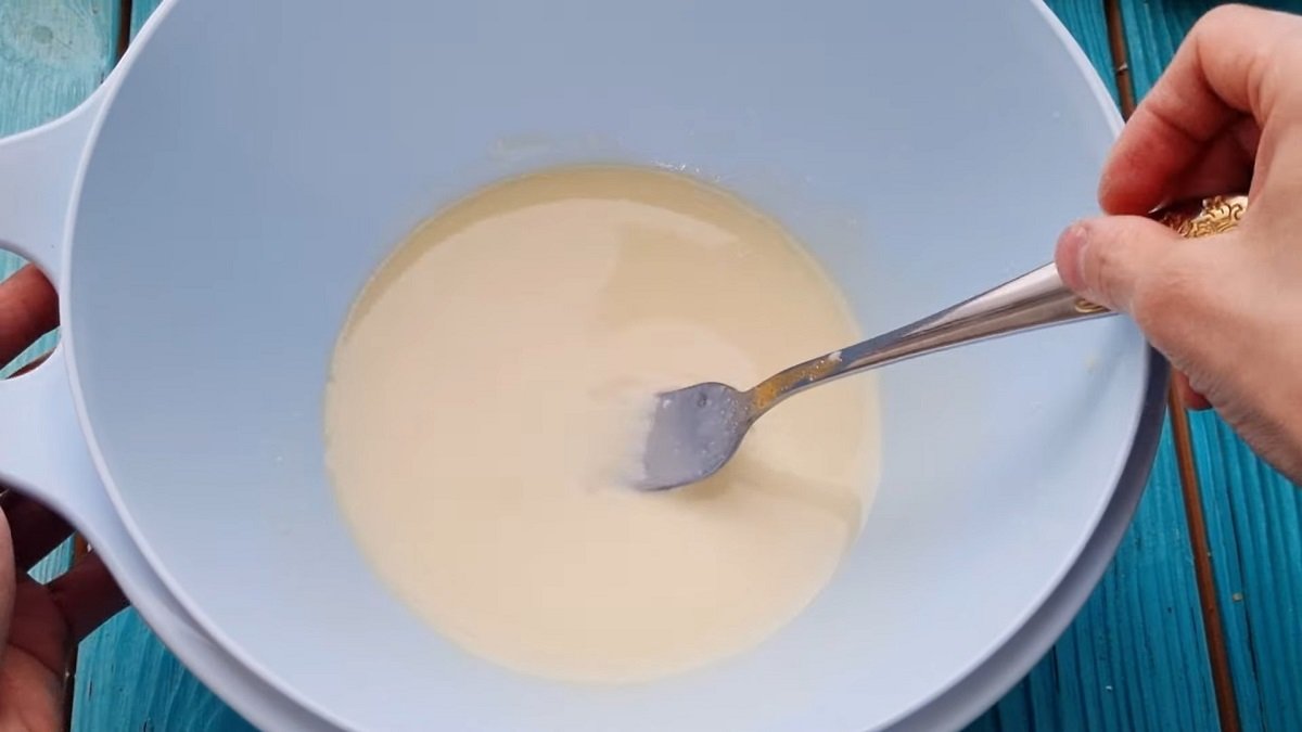 кефир с желтком, сахаром и солью