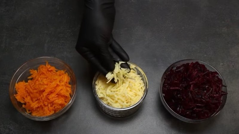 натертые овощи и сыр