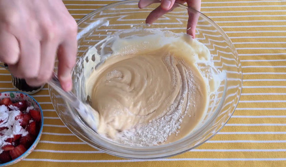 пирог на кефире с клубникой