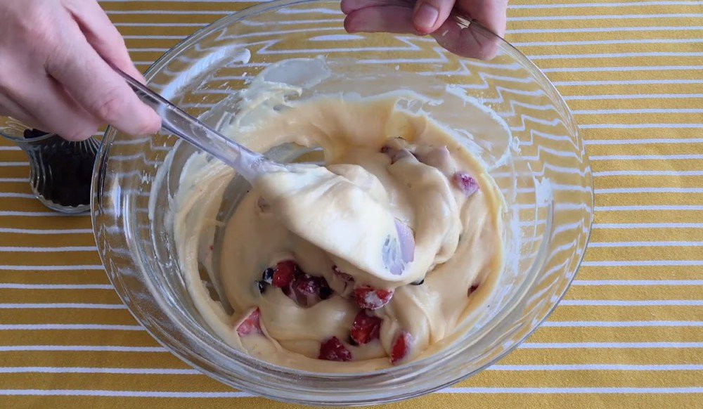 пирог на кефире с клубникой