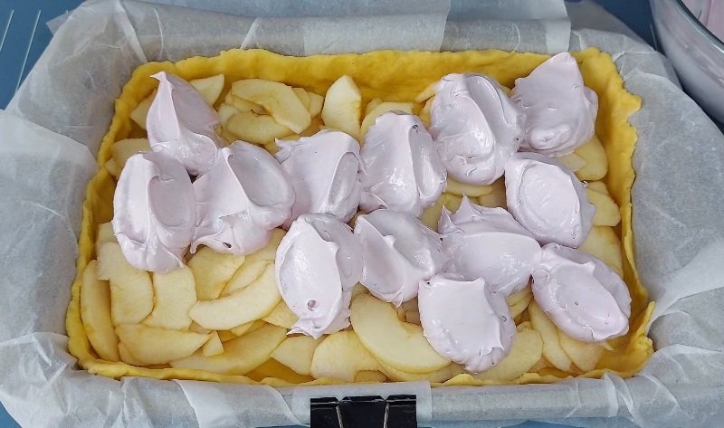 Пирог с киселем и яблоками