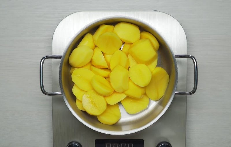 картофель в кастрюле