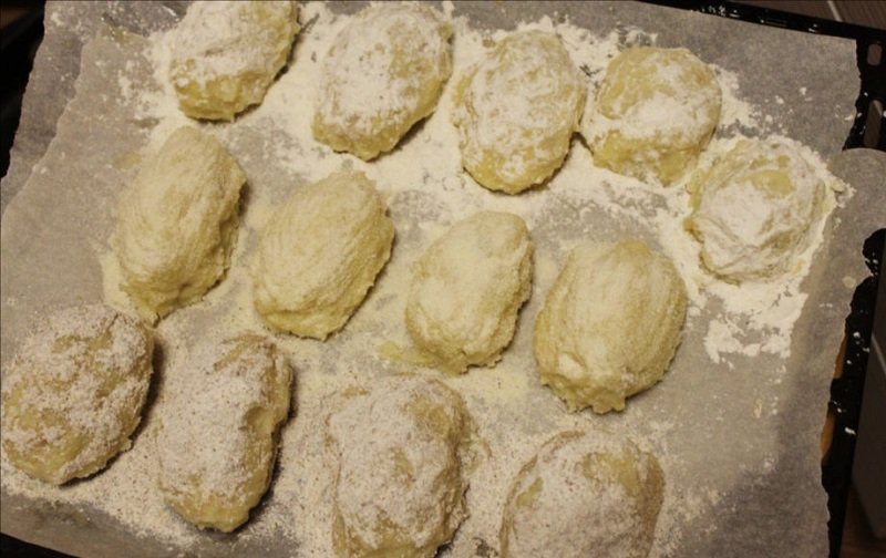 формирование крокетов из картошки