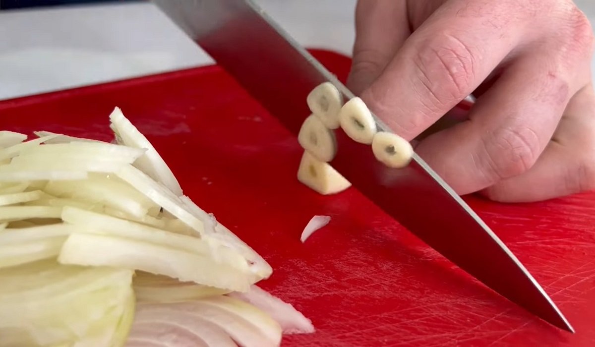 нарезание лука и чеснока