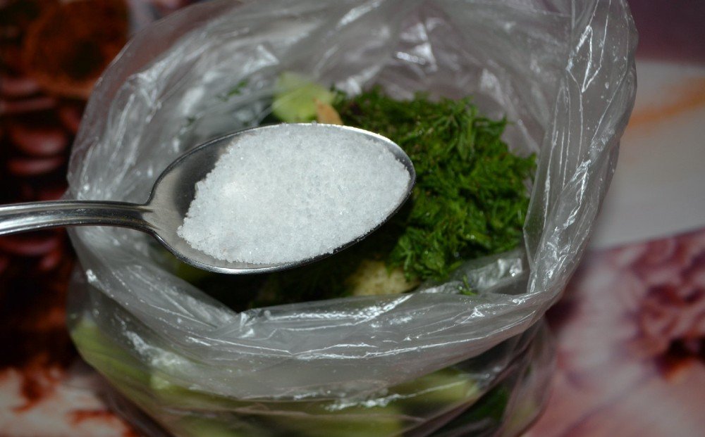 пряные огурцы в пакете