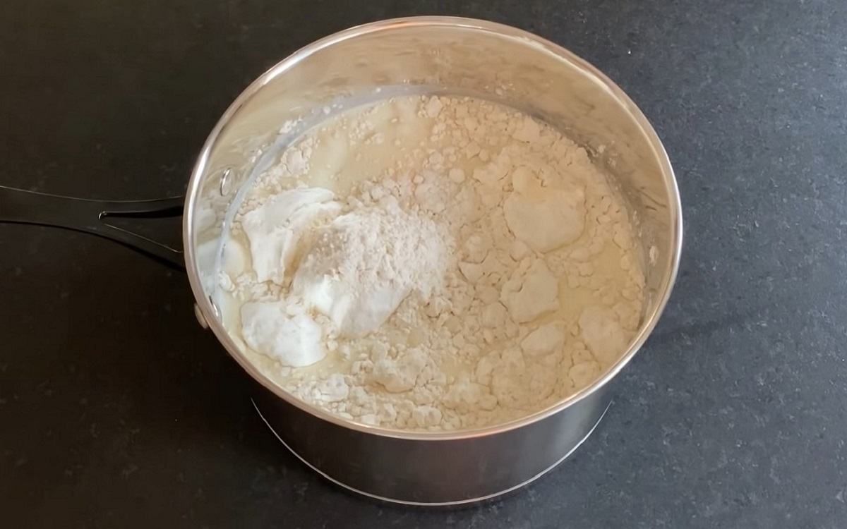 молоко с сахаром и мукой