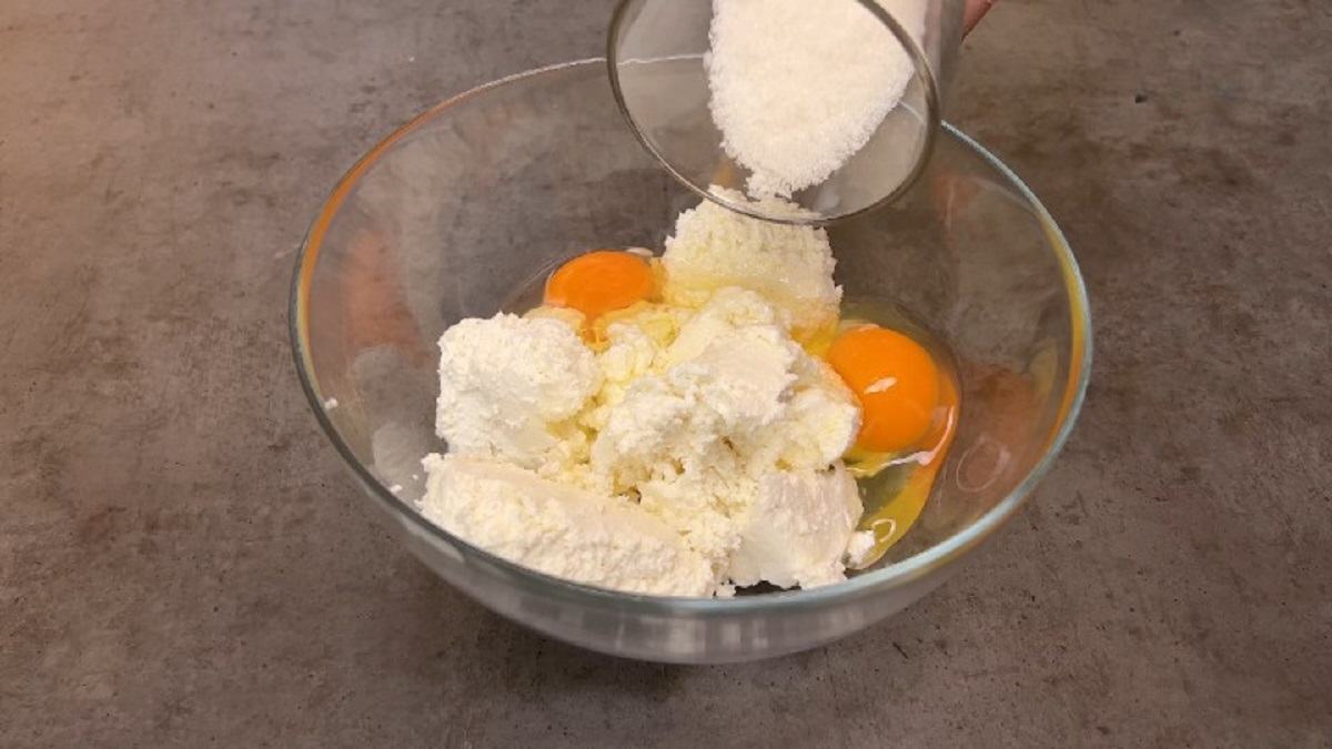 творог, яйца и сахар