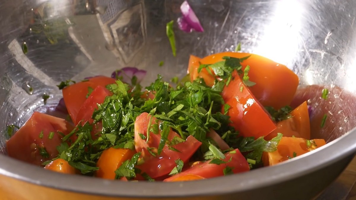 Армянский салат с жареными баклажанами и помидорами за 10 минут нарежьте, маслопо, добавьте, сковороду, синенькие, отправьте, баклажаны, будет, обжаривайте, крупными, салат, перемешайте, оставьте, Летом, время, Затем, долькамиДобавьте, помидорыПорубите, петрушку, овощам