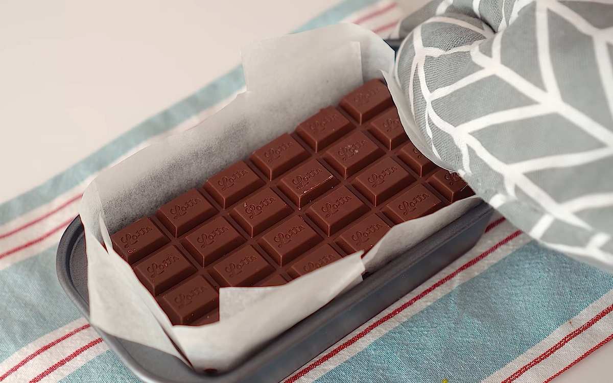 шоколад на бисквите