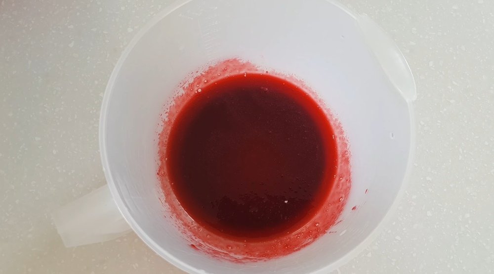 шоколадный кулич с ягодной глазурью