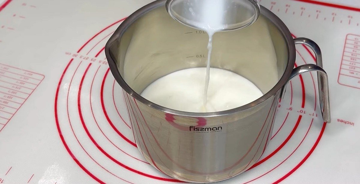 молоко со сливочным маслом и ванильным сахаром