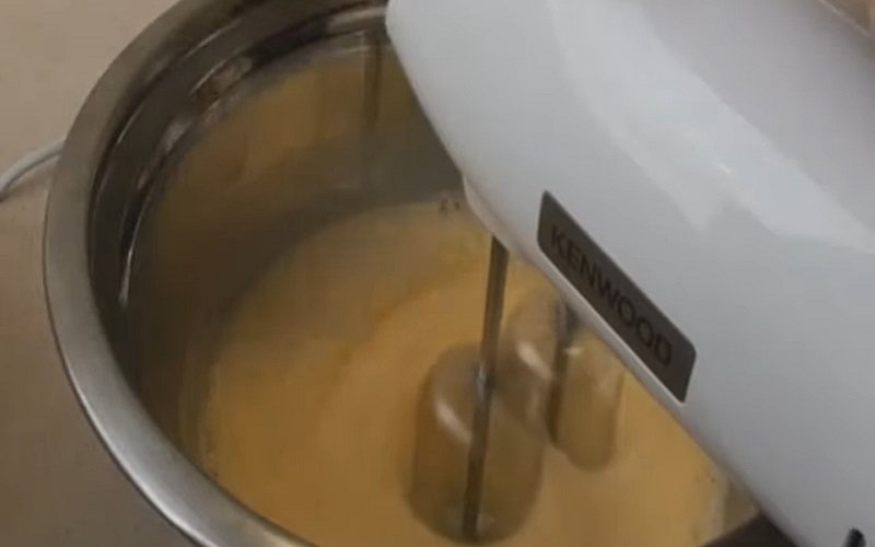 яйца с сахаром и ванильным сахаром
