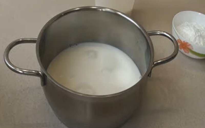молоко с сахаром и ванильным сахаром