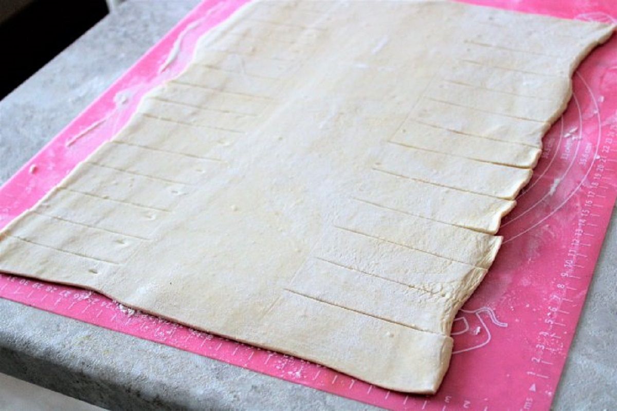 надрезы на слоеном тесте