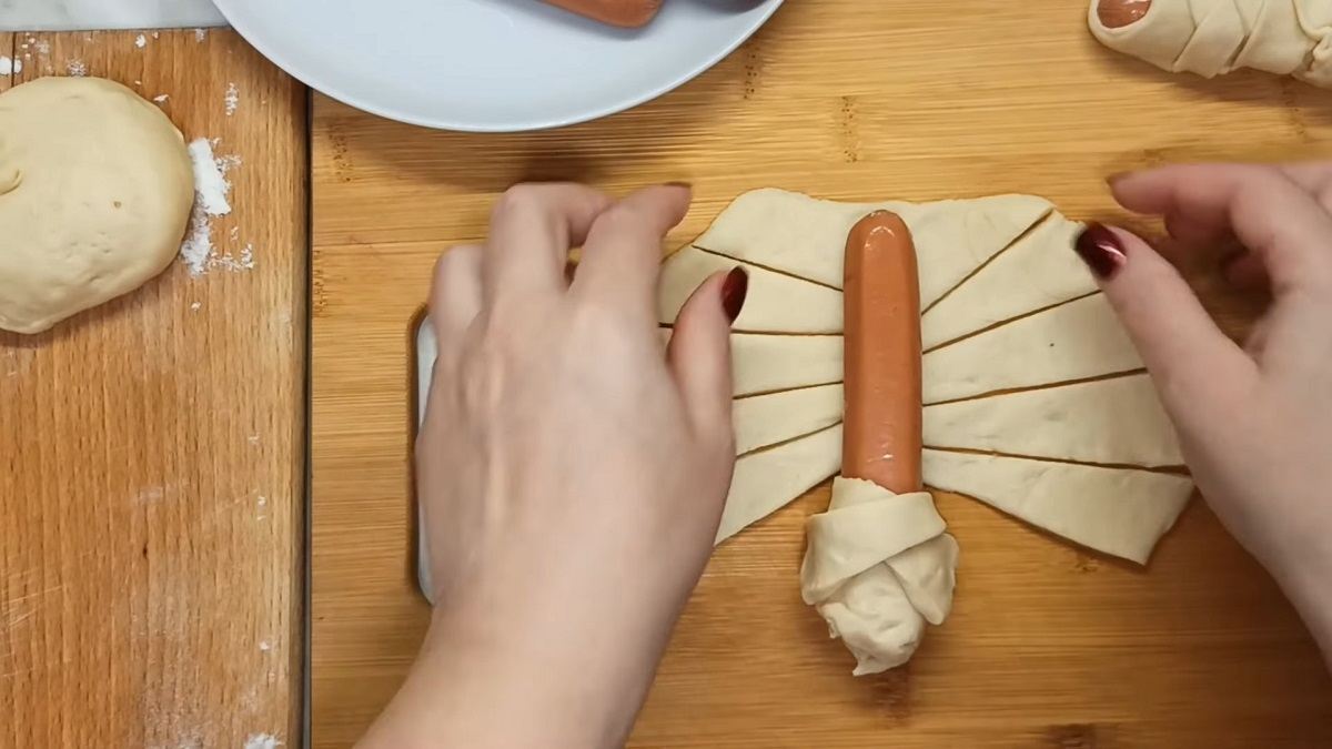 формирование сосиски в тесте