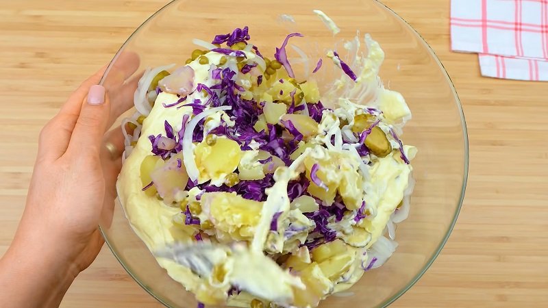 перемешивание салата