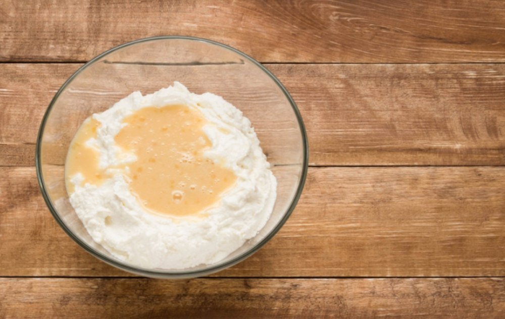 творог с молоком и конфетами