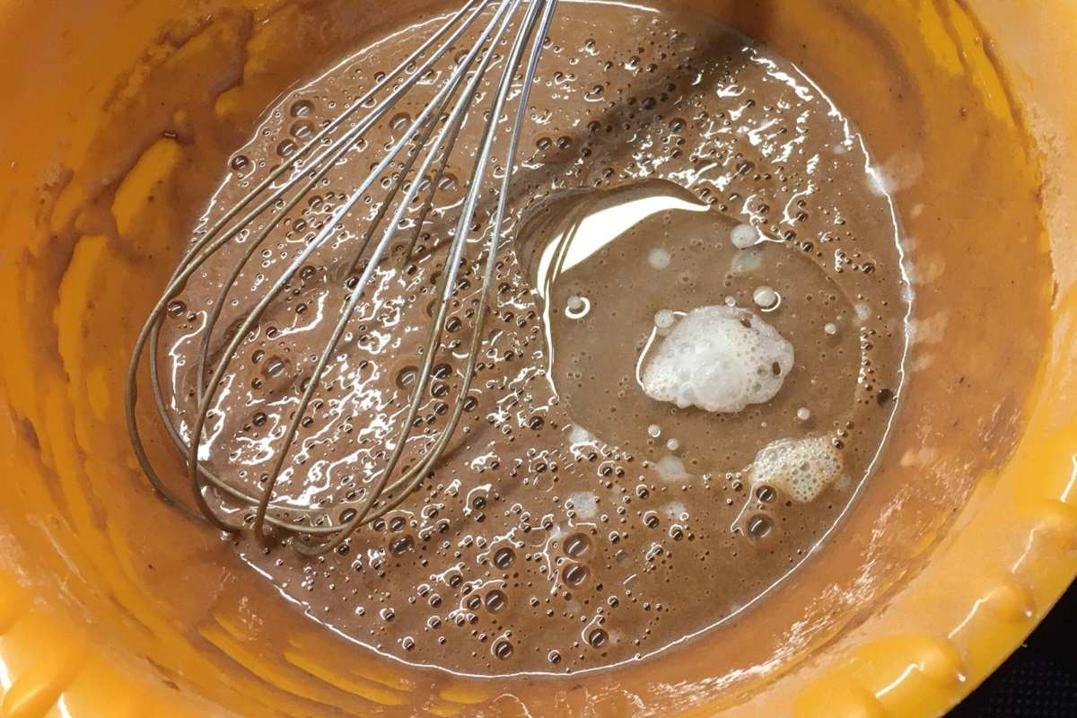 добавление растительного масла и гашеной соды