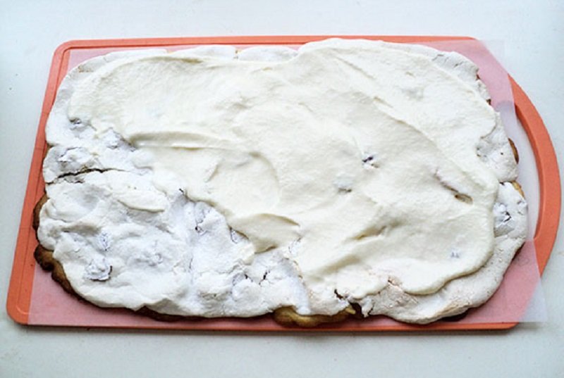 намазывание крема на коржи