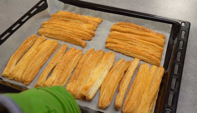 палочки из слоеного теста
