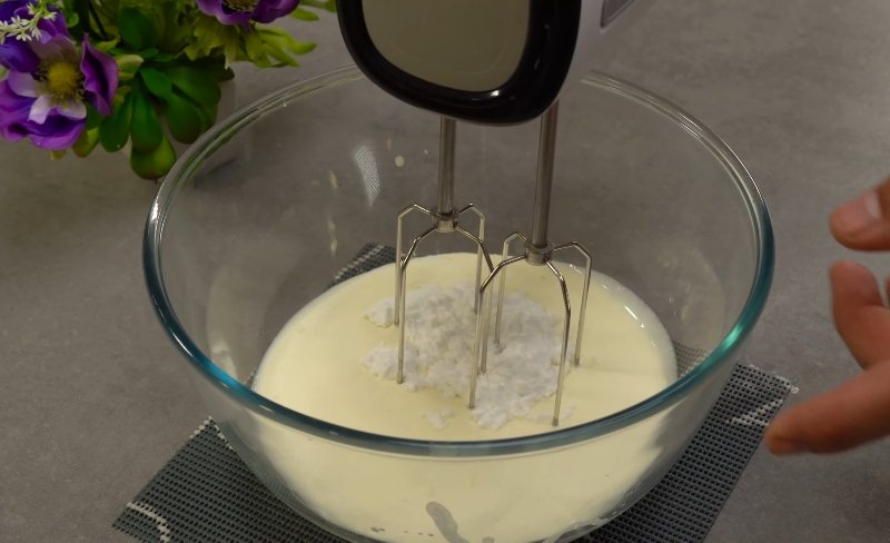 сливки с сахарной пудрой