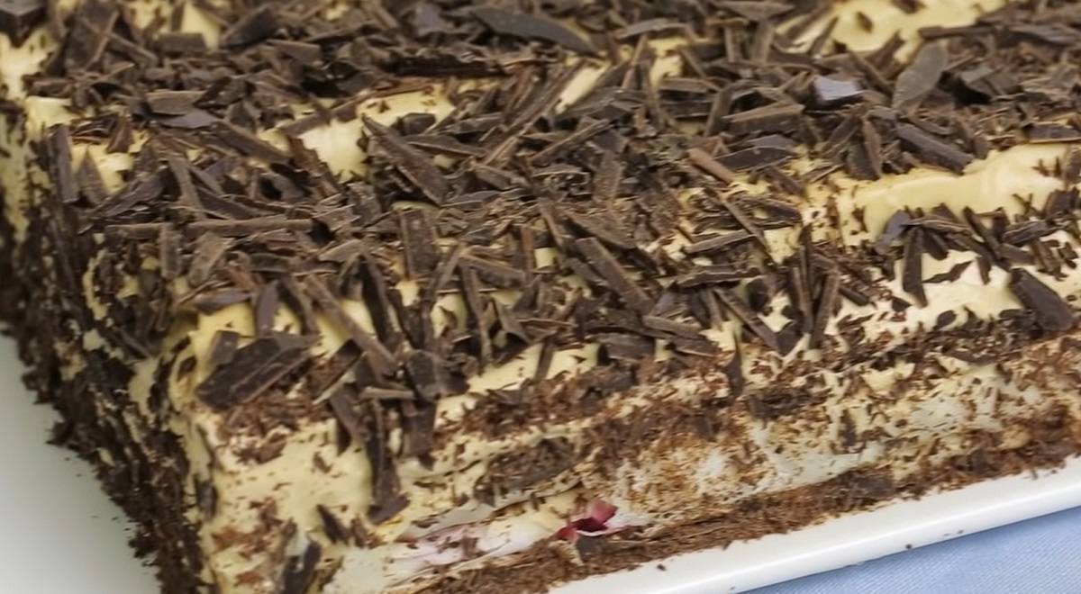 украшенный шоколадом торт