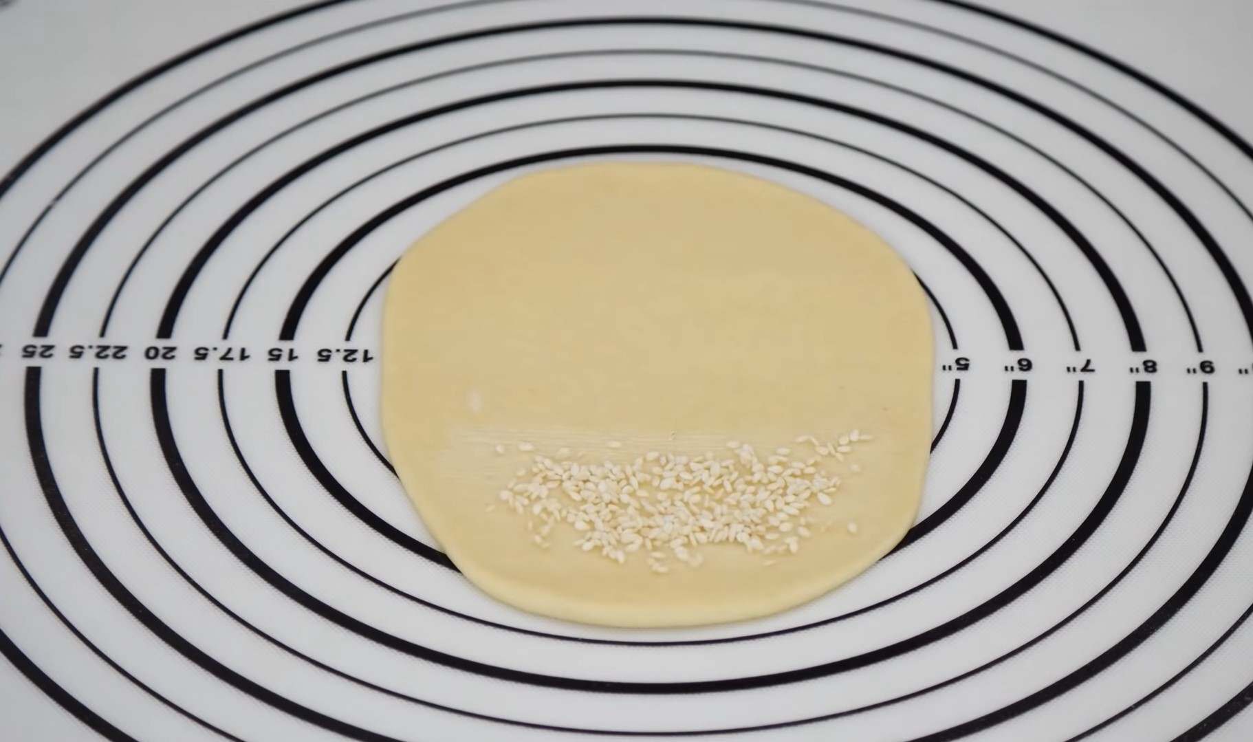 пласт из теста с кунжутом