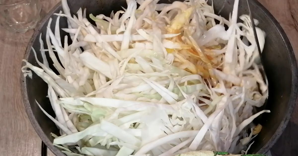 Карамельная тушеная капуста в казане овощные блюда