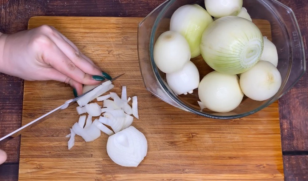 тушеное мясо с луком