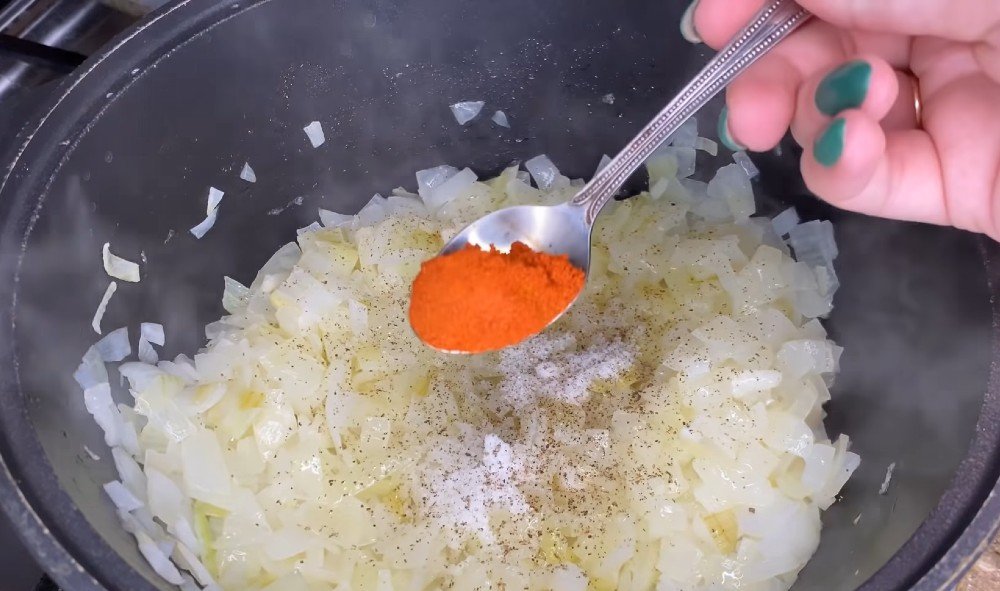 тушеное мясо с луком