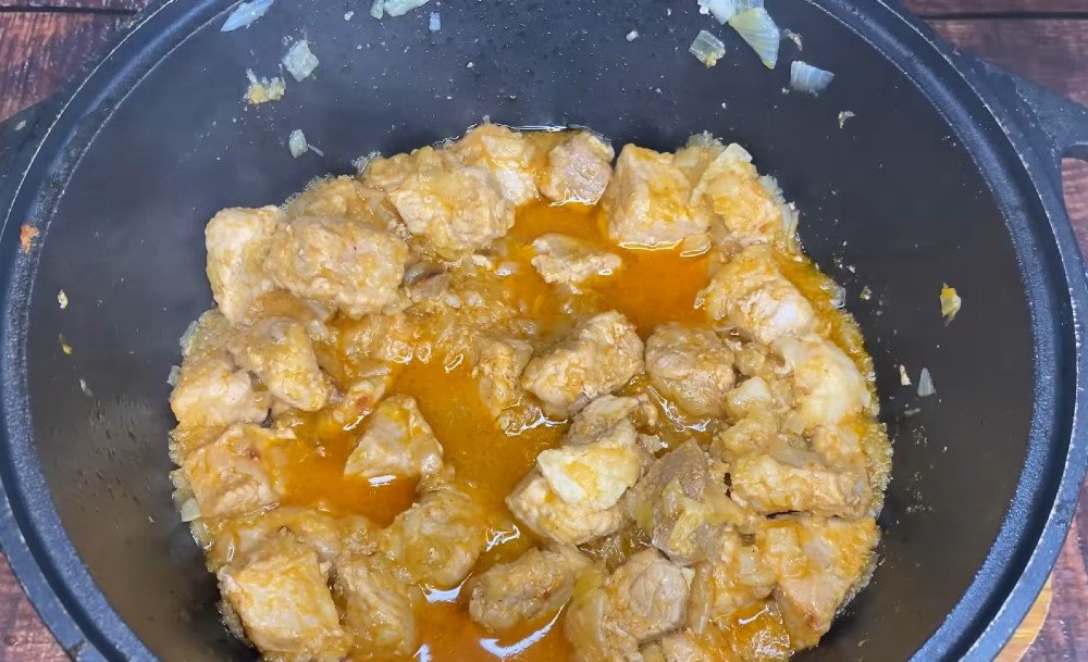 тушеное мясо с луком