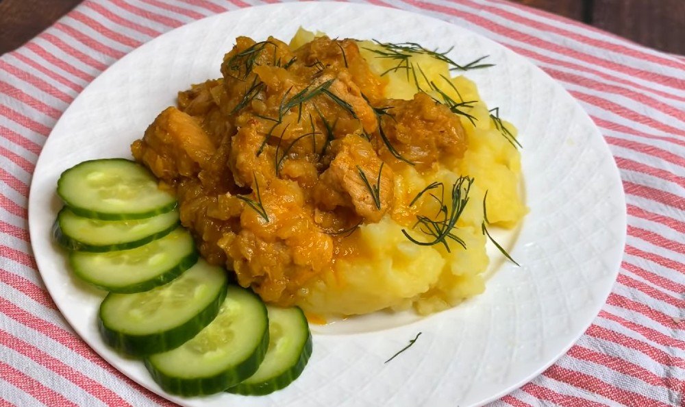 тушеное мясо с луком