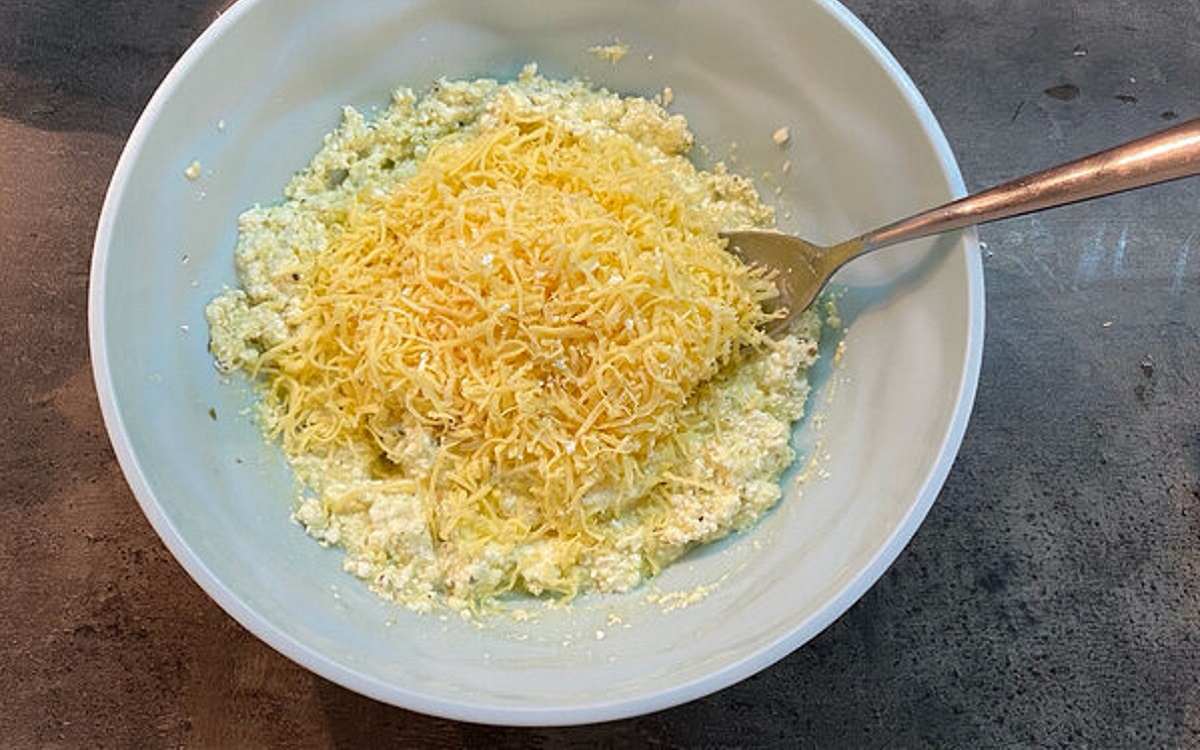 добавление тертого сыра