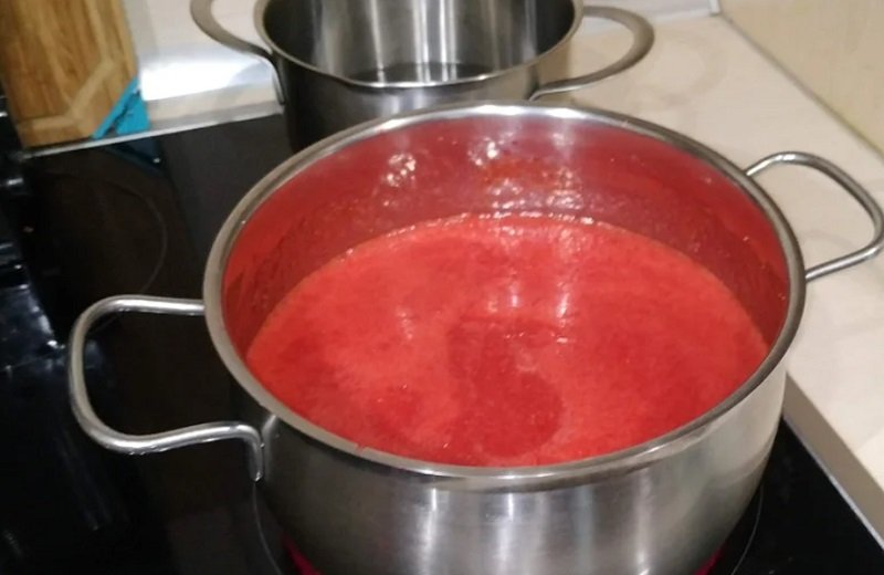 размешивание варенья с водой