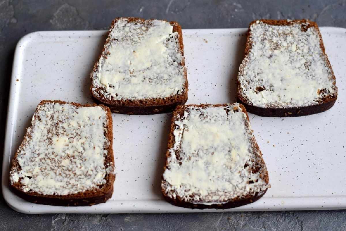 смазанный маслом хлеб