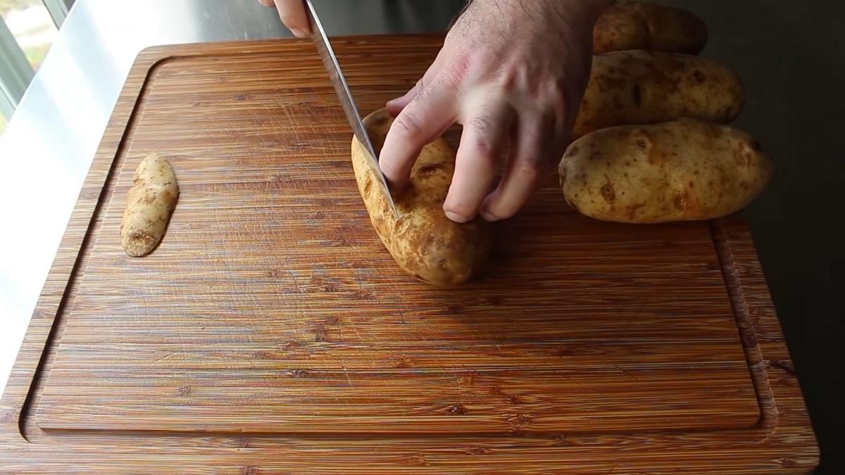 обрезание краев картофеля