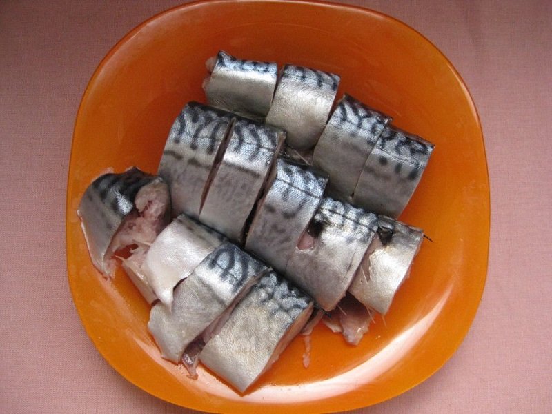 нарезка сырой скумбрии