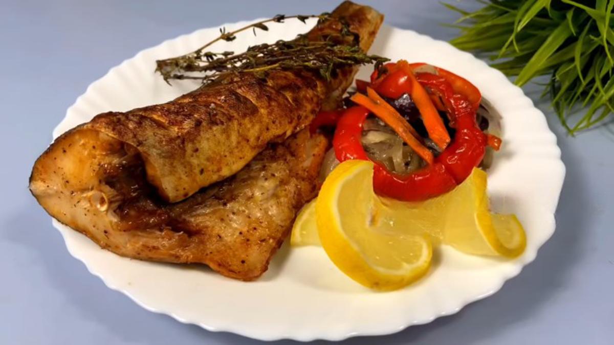 Нежная запеченная треска на подушке из овощей - Со Вкусом