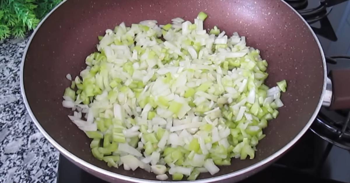 Картофельная запеканка со шпинатом: полезный рецепт шпинат, перец, картофель, зелень, жирные, масло45, блюдо, всего, маслом, сливки, салатов, нарежьте, посолите, перемешайте, полейте, кайенский, мягкости, перецВсыпьте, овощам, черный