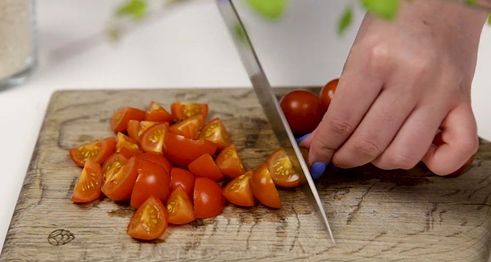 жареный рис с томатами и ветчиной