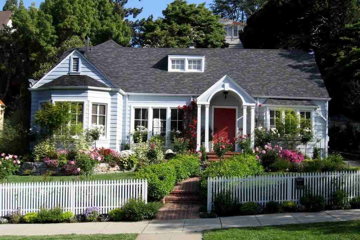  дом с невысоким забором 