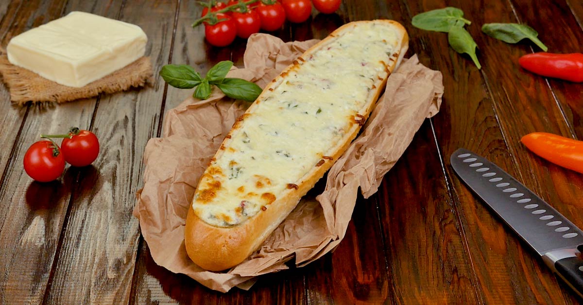 Запечённый багет с помидорами, сыром и колбасой 🥖