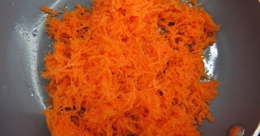 морковь на сковороде