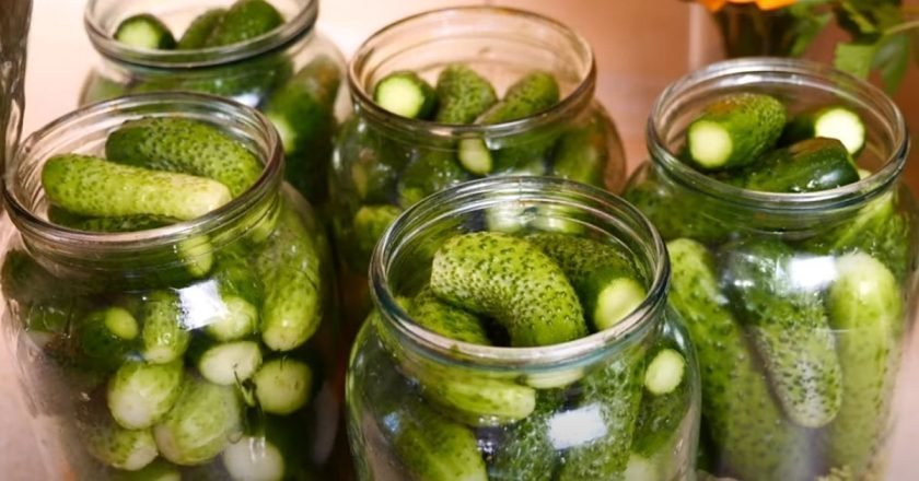 огурцы маринованные в банке