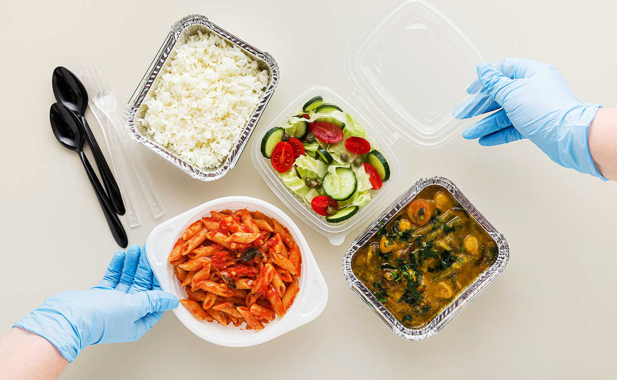 распаковка еды в перчатках