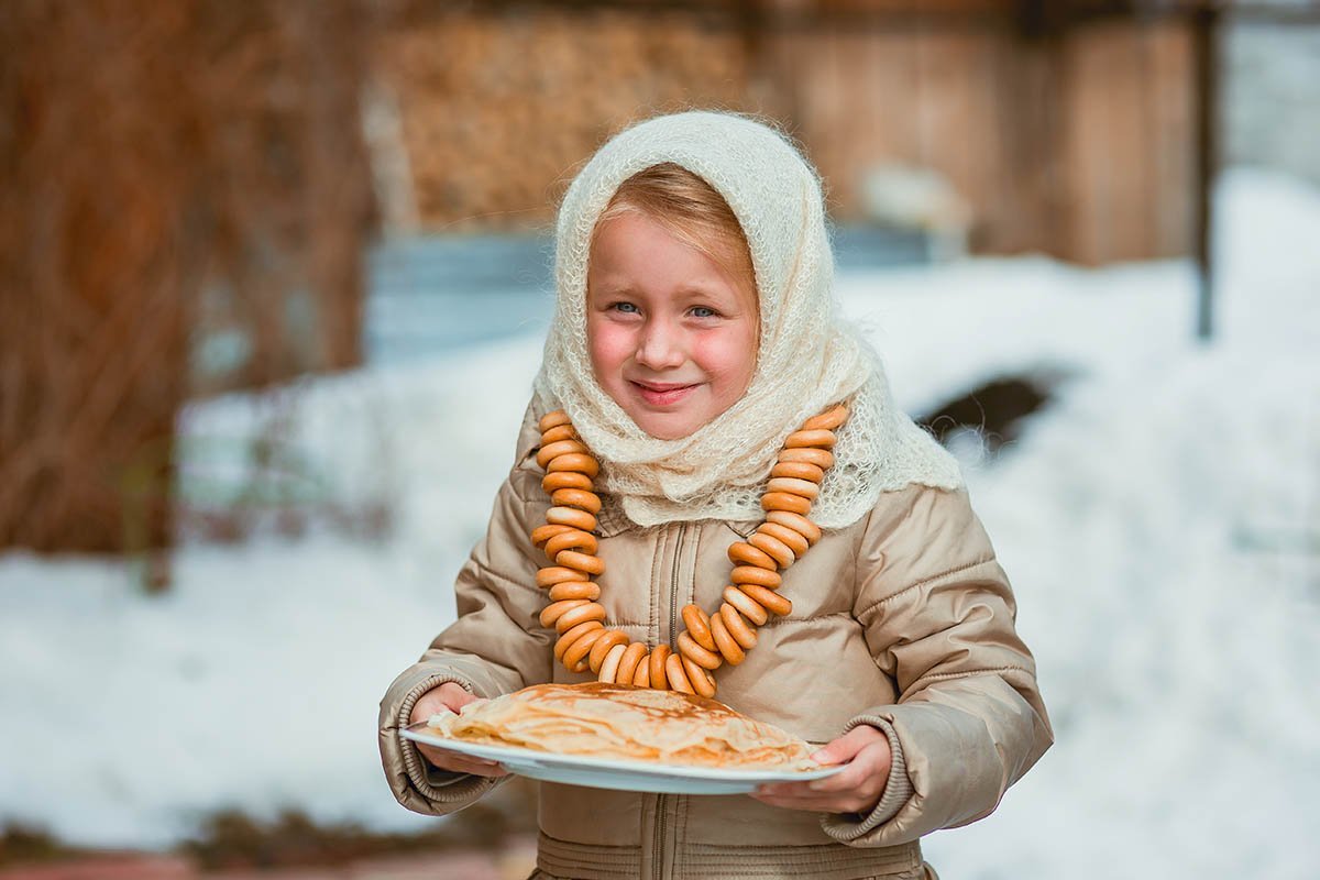 Девочка с блинами